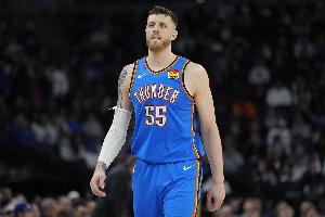 内线支柱！哈尔滕施泰因11中7 得到17分8篮板5助攻2抢断