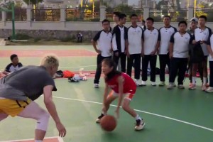 福建的未未来之妞！？这位小女孩反身不看拉杆什么水平？